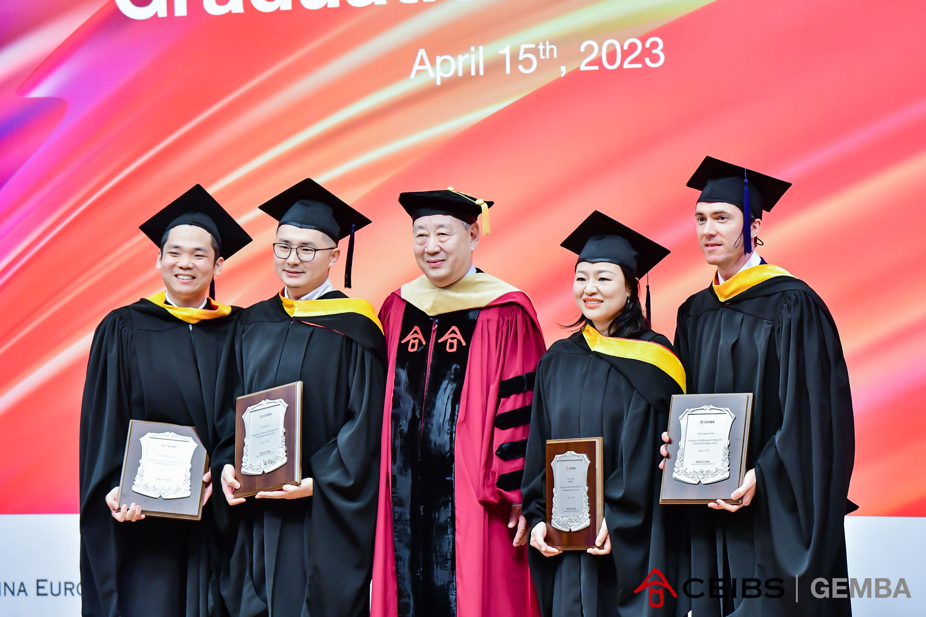 张维炯教授为2020级优秀毕业生奖获得者颁发证书